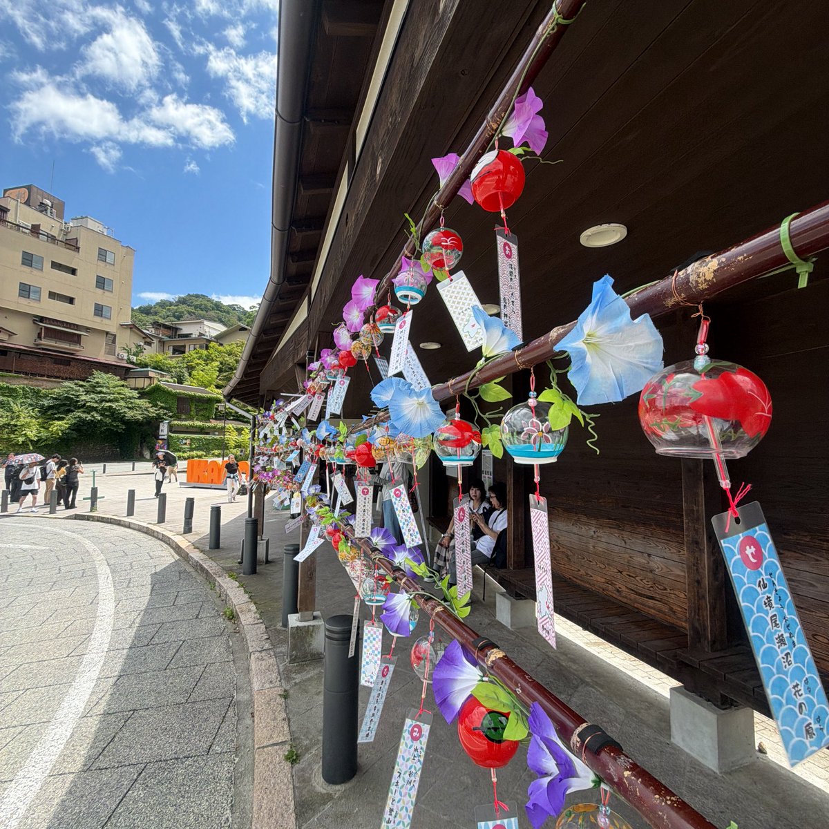 mackie_72's tweet photo. 夏はサッパリの冷やし中華とコッテリ豚骨。

少し山へ登って風鈴🎐の音が涼しかったです。

#らむれたー #飯テロ https://t.co/DgfWnz0oXi