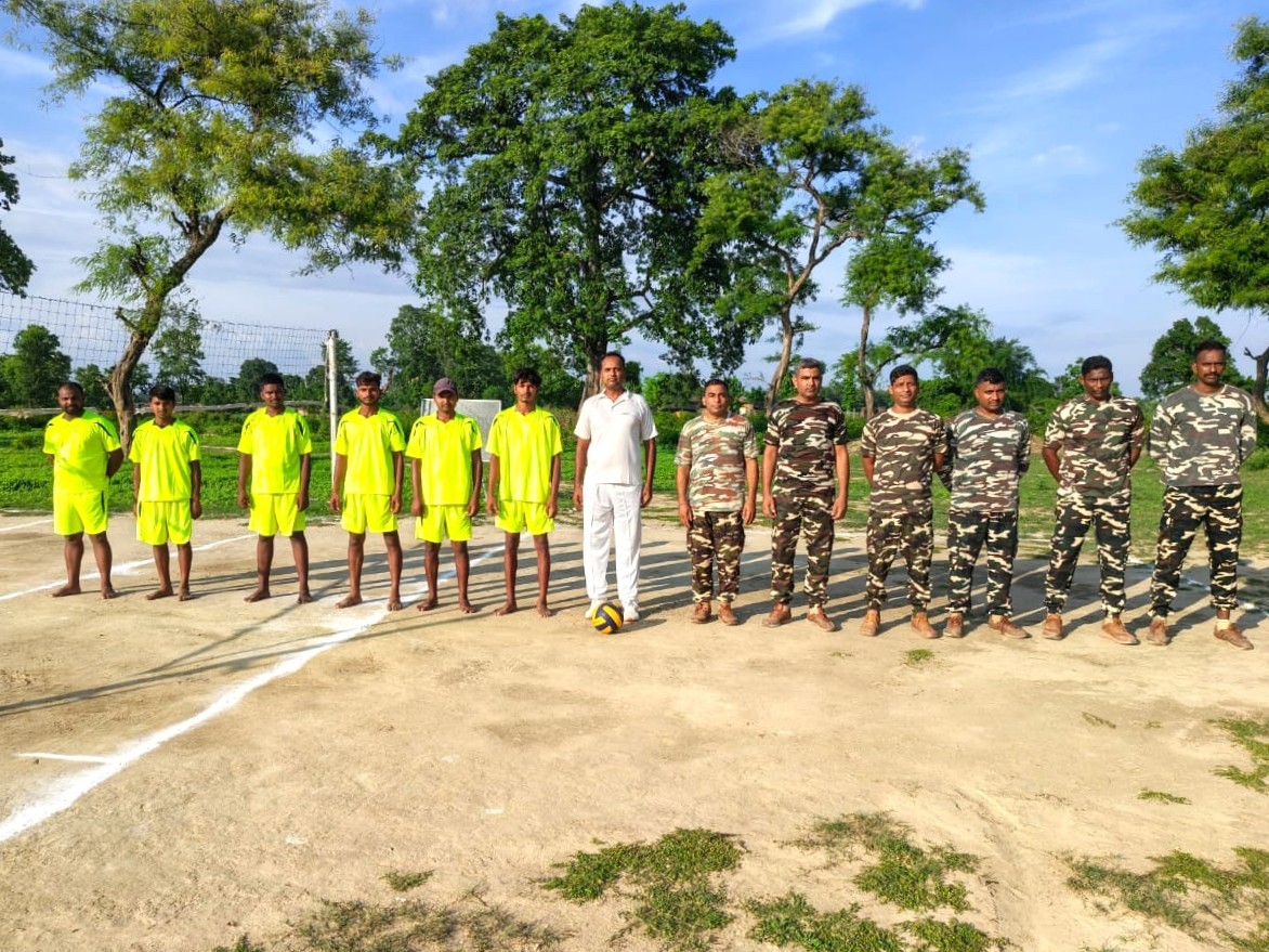 59bnssb_india's tweet photo. #एक_भारत_श्रेष्ठ_भारत अभियान के अंतर्गत 59 #SSB द्वारा सीमावर्ती क्षेत्र के ग्रामीण युवाओं के साथ वॉलीबॉल प्रतियोगिता का आयोजन किया गया। इस आयोजन का उद्देश्य युवाओं में खेल भावना, शारीरिक सुदृढ़ता, एवं आपसी भाईचारे की भावना को प्रोत्साहित करना था।
#BorderSpine59 #YouthEmpowerment https://t.co/1fZnUIxc8w