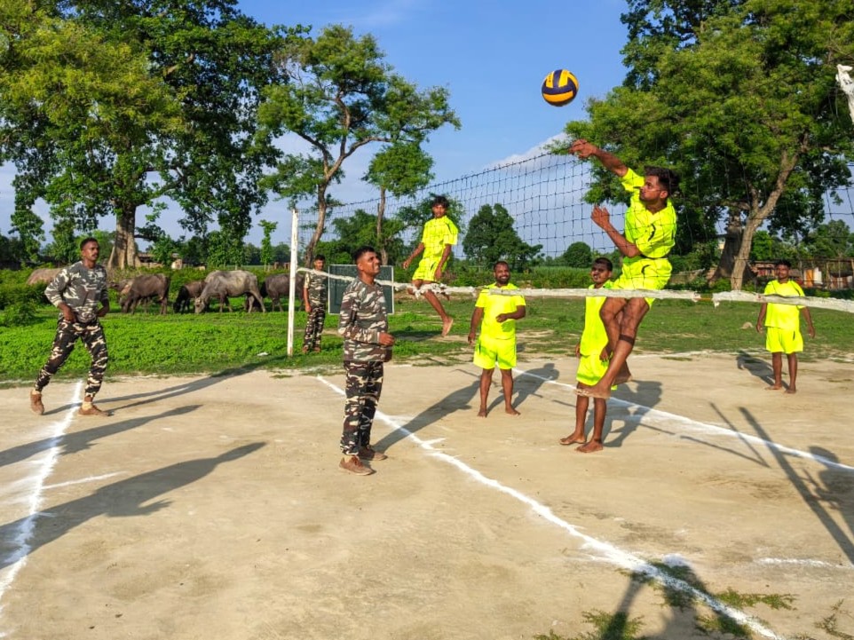 59bnssb_india's tweet photo. #एक_भारत_श्रेष्ठ_भारत अभियान के अंतर्गत 59 #SSB द्वारा सीमावर्ती क्षेत्र के ग्रामीण युवाओं के साथ वॉलीबॉल प्रतियोगिता का आयोजन किया गया। इस आयोजन का उद्देश्य युवाओं में खेल भावना, शारीरिक सुदृढ़ता, एवं आपसी भाईचारे की भावना को प्रोत्साहित करना था।
#BorderSpine59 #YouthEmpowerment https://t.co/1fZnUIxc8w