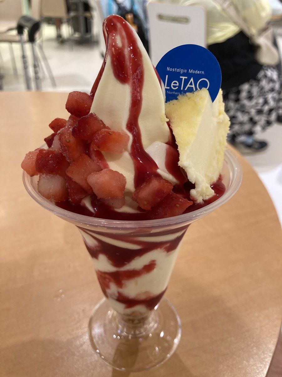 ew_m752t's tweet photo. 北海道、旨し！
有珠山SA、あげいも！
札幌千秋庵、カムホームサーモン！
苫小牧マルミ食堂、マルミ丼！
新千歳空港内LeTAO、パフェ！ https://t.co/7a8tCqR4cz
