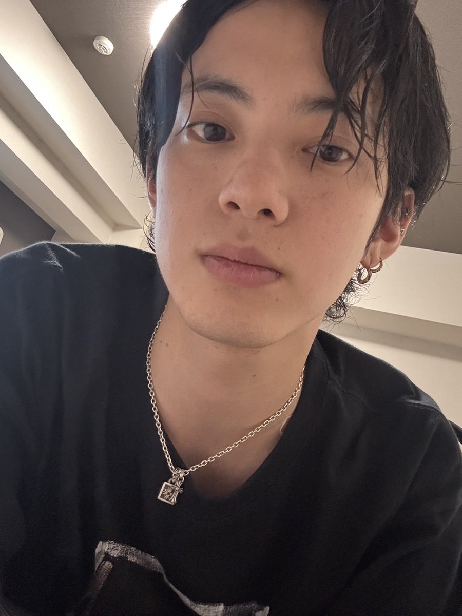 monaki_official's tweet photo. ケンケンです🗡️
本日は「#tbc夏まつり2026 」でした！
お足元の悪い中お集まりいただきありがとうございました😭
本当にモナキが立たせて頂く野外イベントは雨の日が多くて、皆さん慣れてきた頃じゃないでしょうか…？笑

モナキの野外はカッパ必須ですね☂️

昨日は仙台に来たにもかかわらず夜ご飯は家系ラーメンでございました笑
もっ���仙台らしいもの食べろよってことで今夜の晩御飯は🥩😋

昨日の家系と本日の動く山本さんでお別れ。

では！

#モナキの日常
#山本さん日記始めました