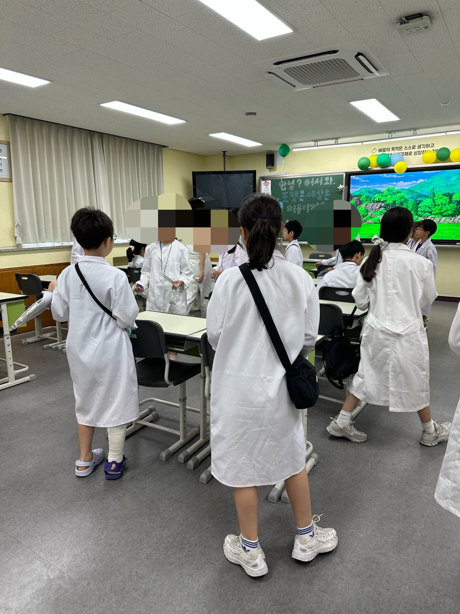 orchidda0508's tweet photo. 어린이 과학체험전. 학교 정말 아름답구나. 참관해도 된다해서 수업 보려고 했더니 딸내미가 엄마 가~ 나중에 끝날 때 만나~ 빨리 가~~ ㅋㅋㅋ https://t.co/skLYw51Oxs