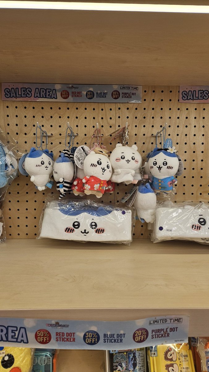pudum_cat's tweet photo. 이미친새끼들 치이카와 짭 마코 대놓고 팔음 이거말고도 카운터앞에 진열해놓고 가게에서 아무거나 사고 10달러만 더내면 하나 준다는거야??? 순간 혹해가지고 살펴봤는데 꽤 정교하긴한데 100% 짭임 월드스퀘어 지하에 있는 굿즈샵인데 시드니 사시는 분들은 참고하셔서 피해입지마시길.... https://t.co/SJO0gJ9dbt