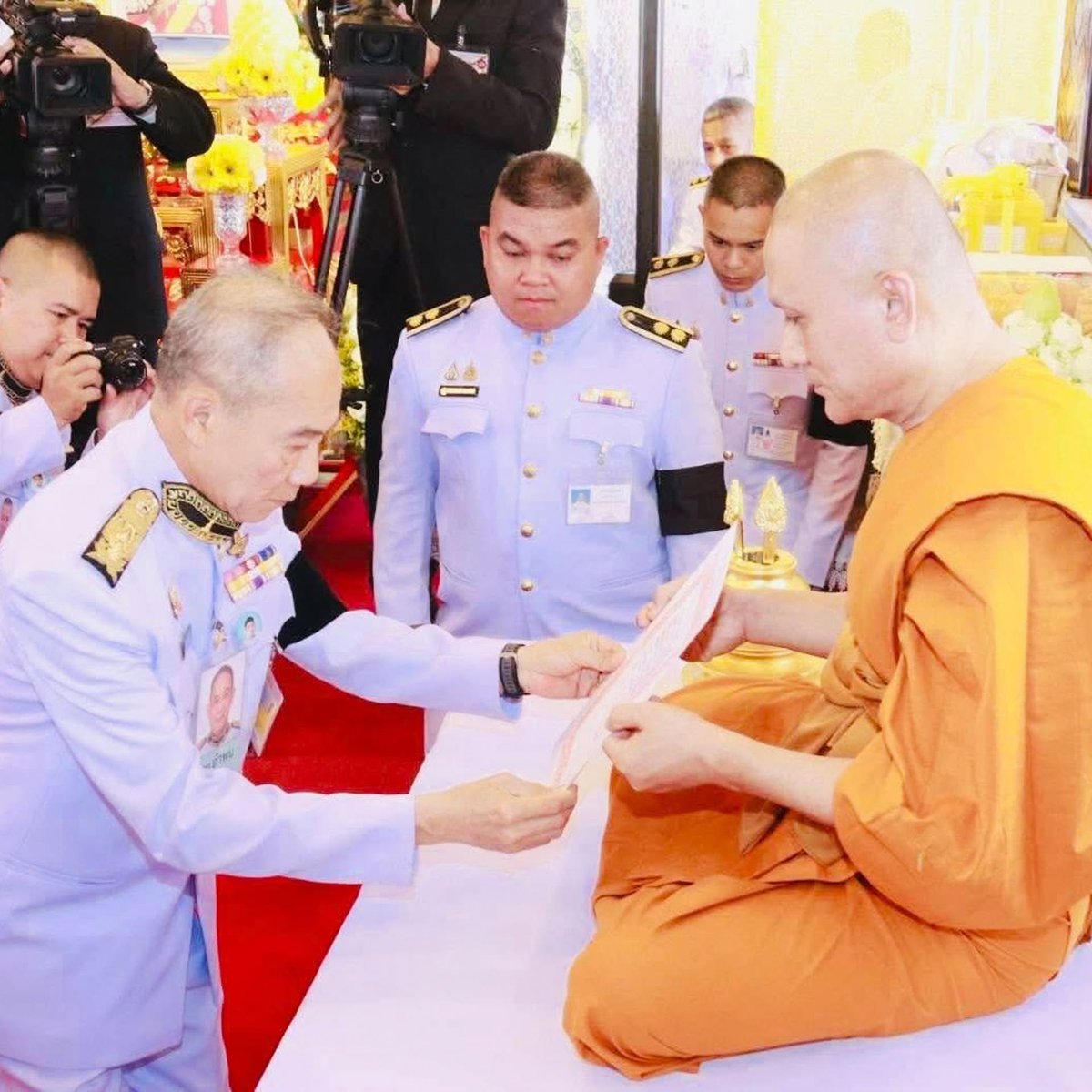 somsakjeam's tweet photo. พระรูปนี้ ที่เมื่อวานถูกลดยศจาก "เจ้าคุณชั้นราช" เหลือแค่ "พระครูสัญญาบัตร" มีชื่อเสียงมาก "...ได้รับกิจนิมนต์แน่นหนามากเป็นข้ามเดือน ไม่ว่าจะเป็นพิธีสวดนพเคราะห์เสริมดวงต่อชะตา เสริมโชคลาภวาสนา นั่งปรกอธิษฐานจิตบวงสรวง ทำบุญเจิมอาคารสำนักงาน เจิมขึ้นบ้านใหม่ รถยนต์...
1/3 https://t.co/E3BvfDdqNO