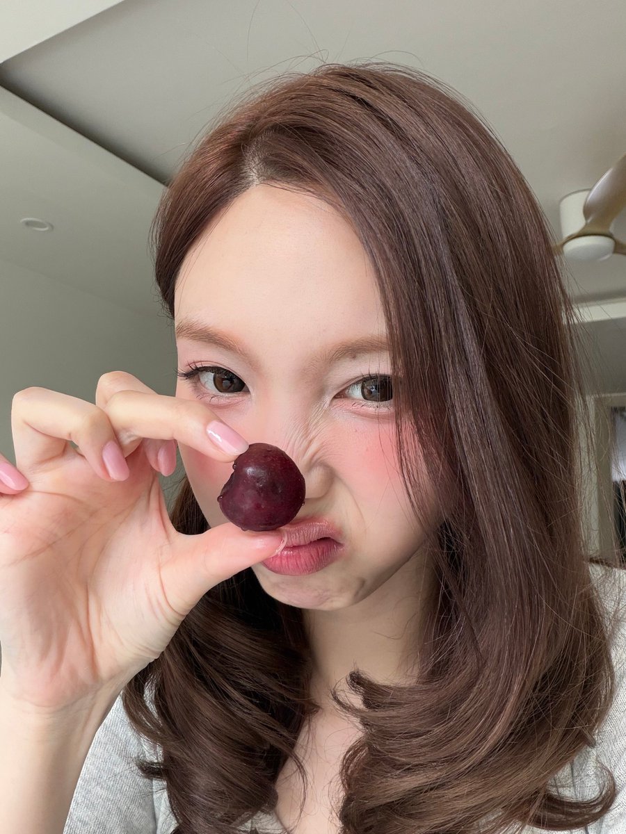godmitzu's tweet photo. NAYEON IS SO PRETTY 🍒 https://t.co/SYNMgDXUAm