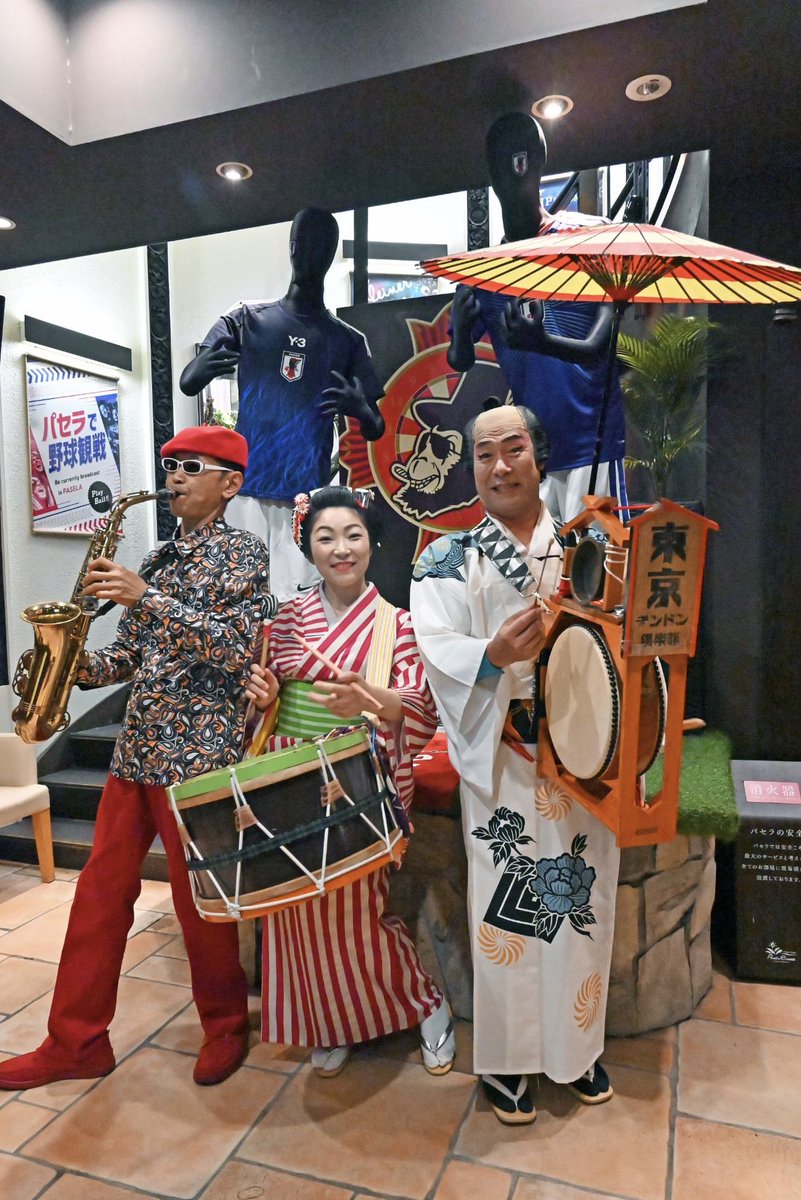 ChindonTokyo's tweet photo. 「見世物学会」の親分「坂入さんを偲ぶ会」7/18出演時の画像を写真家 銭谷均さんから頂く。1999年第1回学会総会の出演から数々のイベントでお世話になっている坂入尚文さんはプロのテキ屋の飴細工師、うちの子供達も幼少時から花園神社酉の市で飴細工を作ってもらい見世物小屋見物して育ちました。 https://t.co/GELVBhRqPo