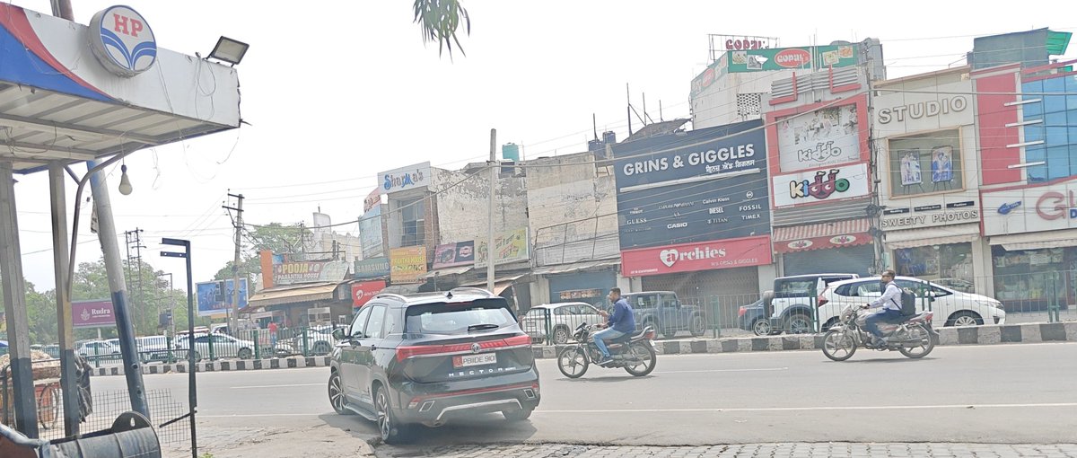 Pps_48's tweet photo. @PatialaPolice Please see a vehicle of DE series is travelling without a security registration number plate. https://t.co/rk95m81Gvz
