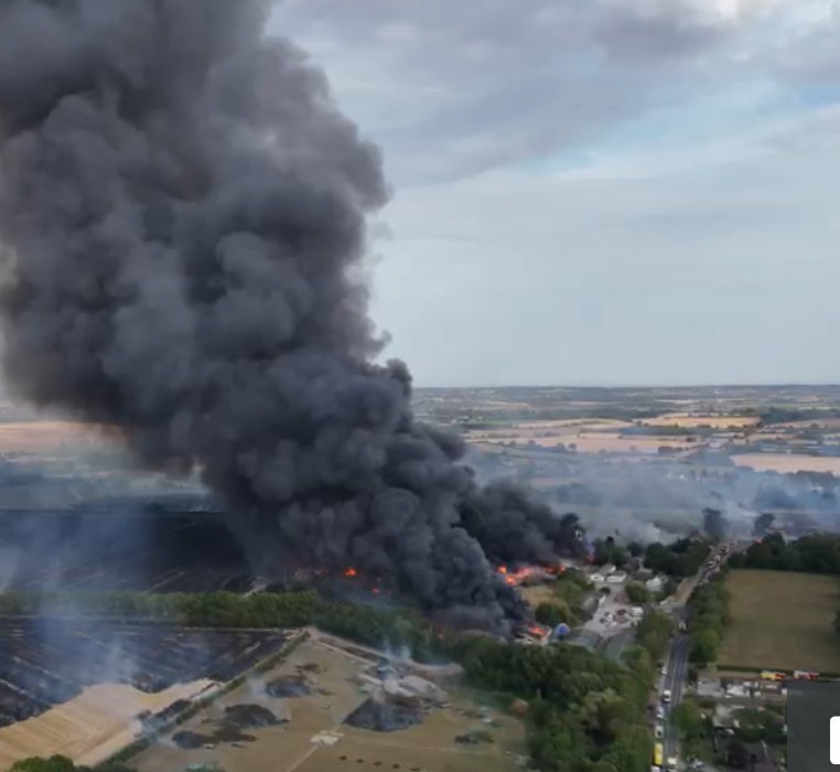 Glenn_Diesen's tweet photo. It is still unclear what caused the massive explosion at the industrial site in Essex, UK. https://t.co/nY7XnTAOpz