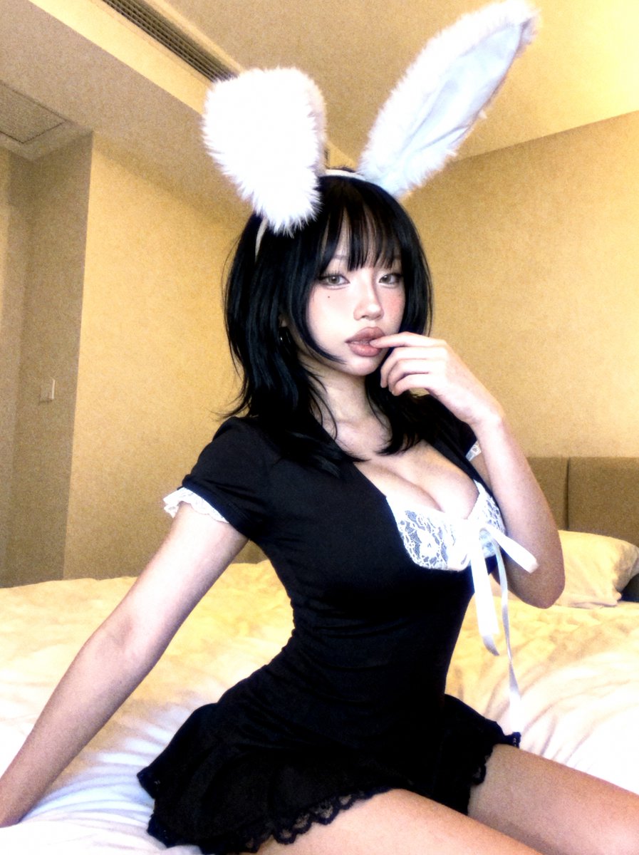 devlinvaughan's tweet photo. up late again, slide thru my Tele angelicaviann https://t.co/h5deepZj70
