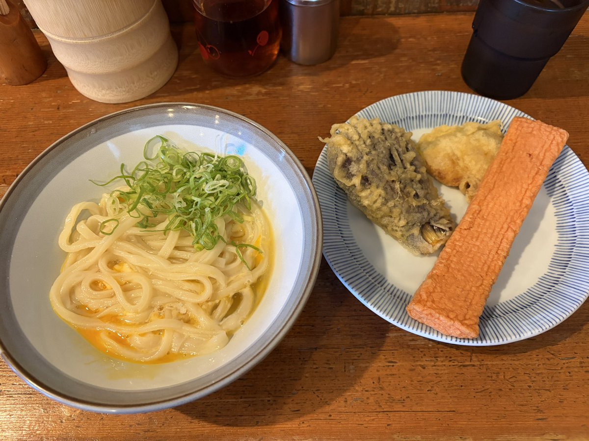 South_0102_'s tweet photo. 「中村うどん」
釜たまうどん��天ぷら3つで650円という驚きの安さ
エビ以外の天ぷらは一律110円で安いしうまい
会計は食後に自己申告制なのも驚き https://t.co/XplXW2ZFs8