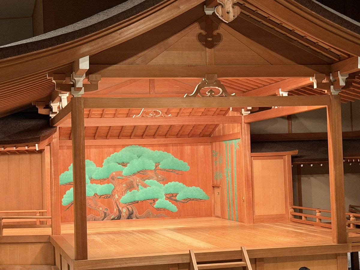 ktt_classic's tweet photo. 国立能楽堂／能「加茂」宝生流
【囃子方と前後場のシテが放つ迫力】
○感想
間狂言「御田」では、田植神事をめぐる神職と早乙女たちのユーモラスな掛け合いが入り、趣向の面白い公演でした。前場の次第は、笛方のホールを轟かせるような強奏で始まり、勢いとテンポに富んだ鼓方がそれに続きます。ワキとワキツレの謡にも力強さと声量があり、舞台を支配するような存在感がありました。

○ハイライト
シテ宝生和英さんの、①前場の中入前における力強い謡と所作、②後場で別雷神の躍動感と威厳を表した舞働が、それぞれ大きな見どころでした。前後場で異なる神性を鮮やかに示し、観客に強烈な印象を残しました。

○あらすじ
加茂社を訪れた神職の前に女が現れ、社の由来を語って姿を消す。やがて御祖神と別雷神が現れ、神威を示して天下泰平を祝福する。