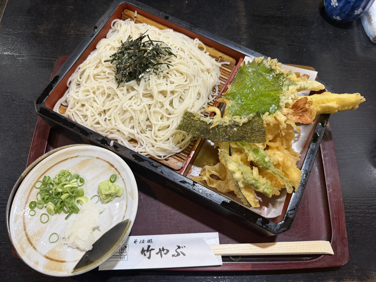 Toshi_HobbyRoom's tweet photo. 今日はお蕎麦食べに行ってきました。
天ざるぞば（大盛）
本当に食べ応えあって天ぷらもめっちゃ美味しかった〜😄 https://t.co/Hhk47tdYsk