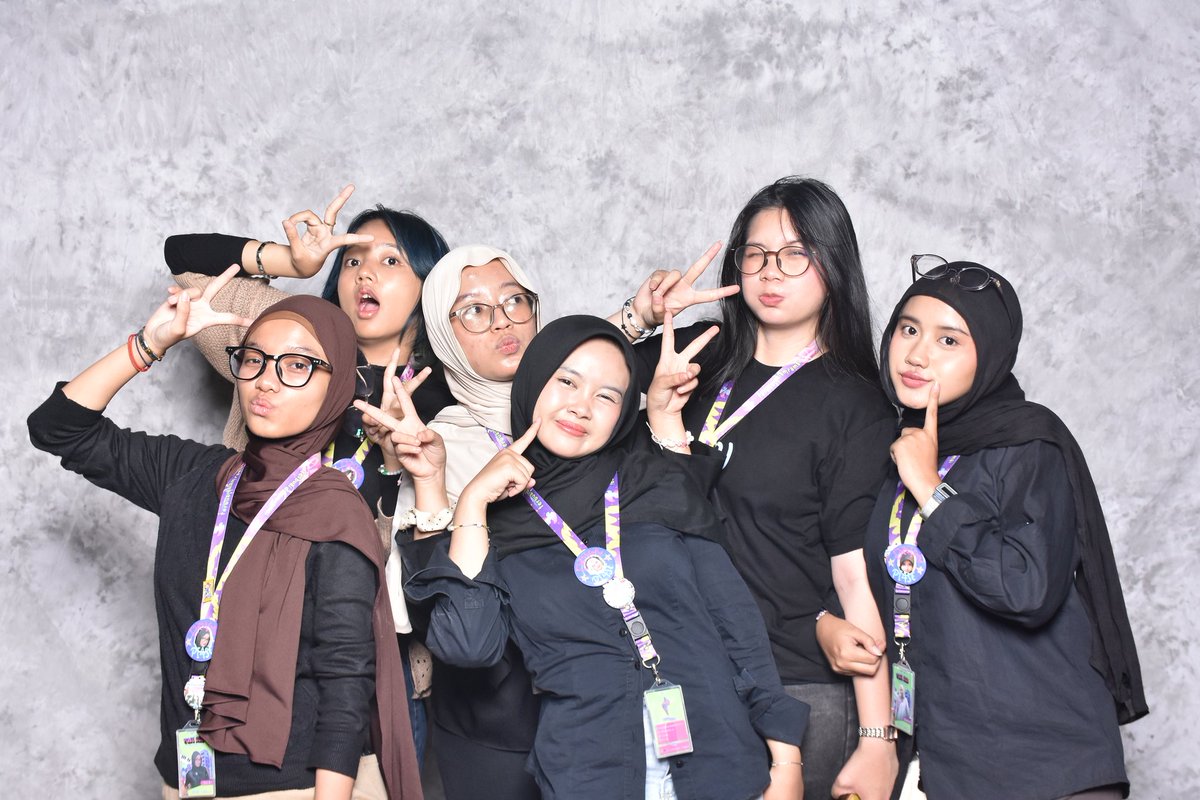 eunoraverse's tweet photo. #DESIGNPIASE2026 buat yang penasaran, siapa sih yang ngedesign feed instagram, gate, dan bumper piase 2026?? ini wujud anak-anak design 2026!!!
#PIASE #PIASE2026 https://t.co/p1cwZ3m3Xp