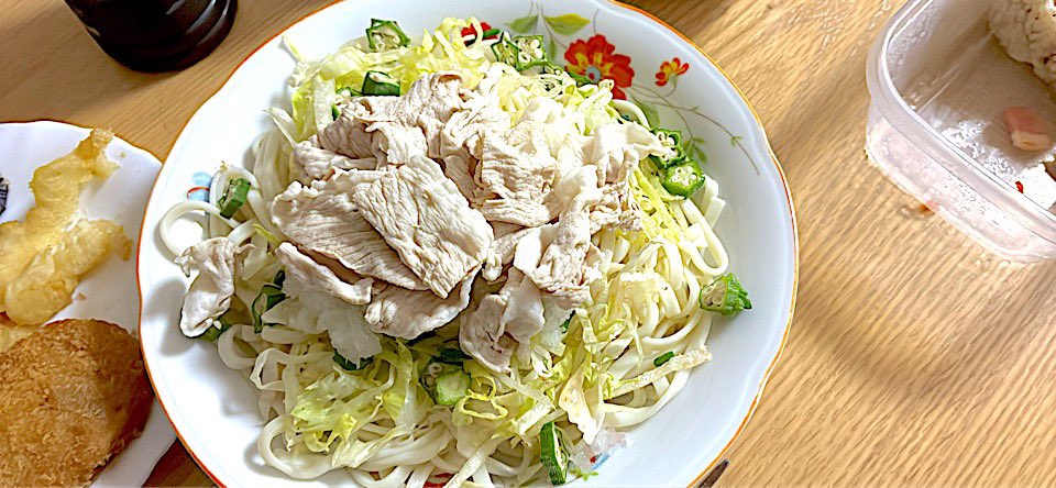 spicewielder09's tweet photo. 昨夜の夕食。　#料理好き　#お腹ペコリン部　#料理記録　#エスニック料理くらぶ　#おろし豚しゃぶうどん　#イカ天　#茄子天　#コロッケ　#トマトのバジルソース和え　#チャーハン　#きのこのマリネ　#ゆで���のマヨ黒胡椒がけ https://t.co/8hljL0FNxR