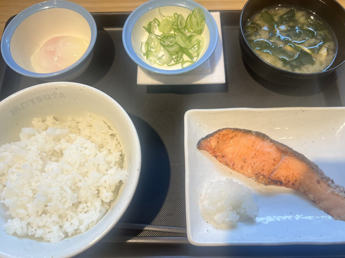 tsunukist's tweet photo. 松屋のライフハックなのですが、
朝鮭定食700円で食べるよりも、
Wで選べる卵かけご飯350円に230円の鮭をトッピングすると580円で安い上に卵までついてくるという...お得です...なぜ... https://t.co/Mn2z74bQhI