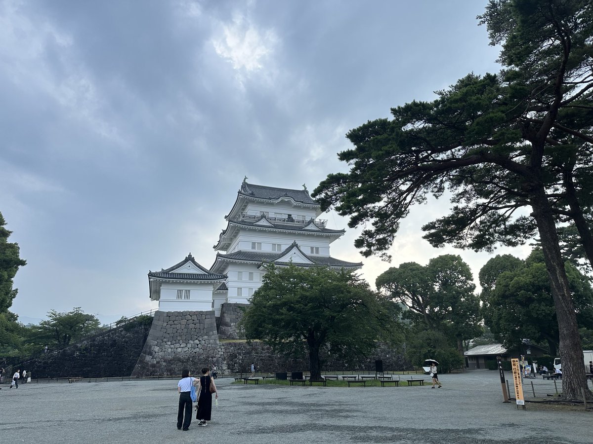 afransiaA's tweet photo. 雷鳴ってる
雨はまだだけれど、お城は拝んだし、帰るかな
でも、拝むだけで終わると嫌だし、登るかな https://t.co/jDiAQWw7f6
