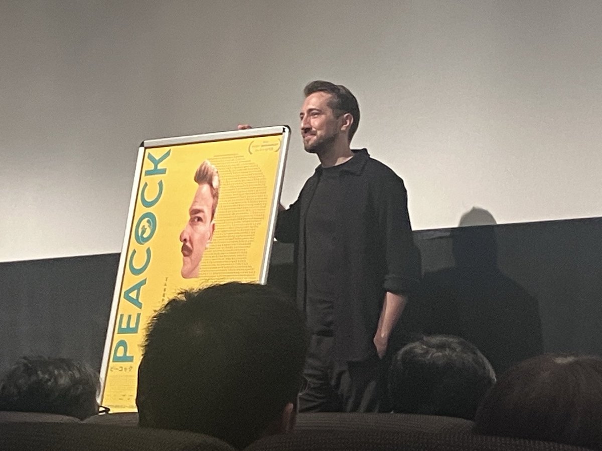 38eigabu's tweet photo. 『#PEACOCK 』
ブレンダンフレイザーの『レンタルファミリー』よりエグい。シュールで哀しくて、乾いた笑いが何度か。
あの夫婦以外はフェイクを生きてると監督さんも言っていた。フェイクに加えてなのかフェイクだからなのか、みんな低体温っぽくて考えさせられた。
役者も良かった！

#ピーコック https://t.co/3Xnw6qiF7o