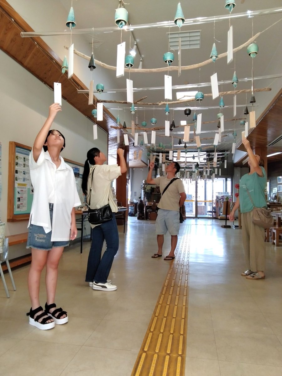 yacho1030's tweet photo. 夏の風物詩『＃陶風鈴展』を開催中です
展示してある約200個の ＃風鈴 からお気に入りの品をご購入いただけます（1個2,200円）
音色やデザインを吟味し、お気に入りの風鈴を2つご購入いただきました(^^♪
音色を聞きながら、涼を感じていただけると幸いです！
開館時間　9：00～16：30（＃年中無休） https://t.co/cS7oD8j6Wp