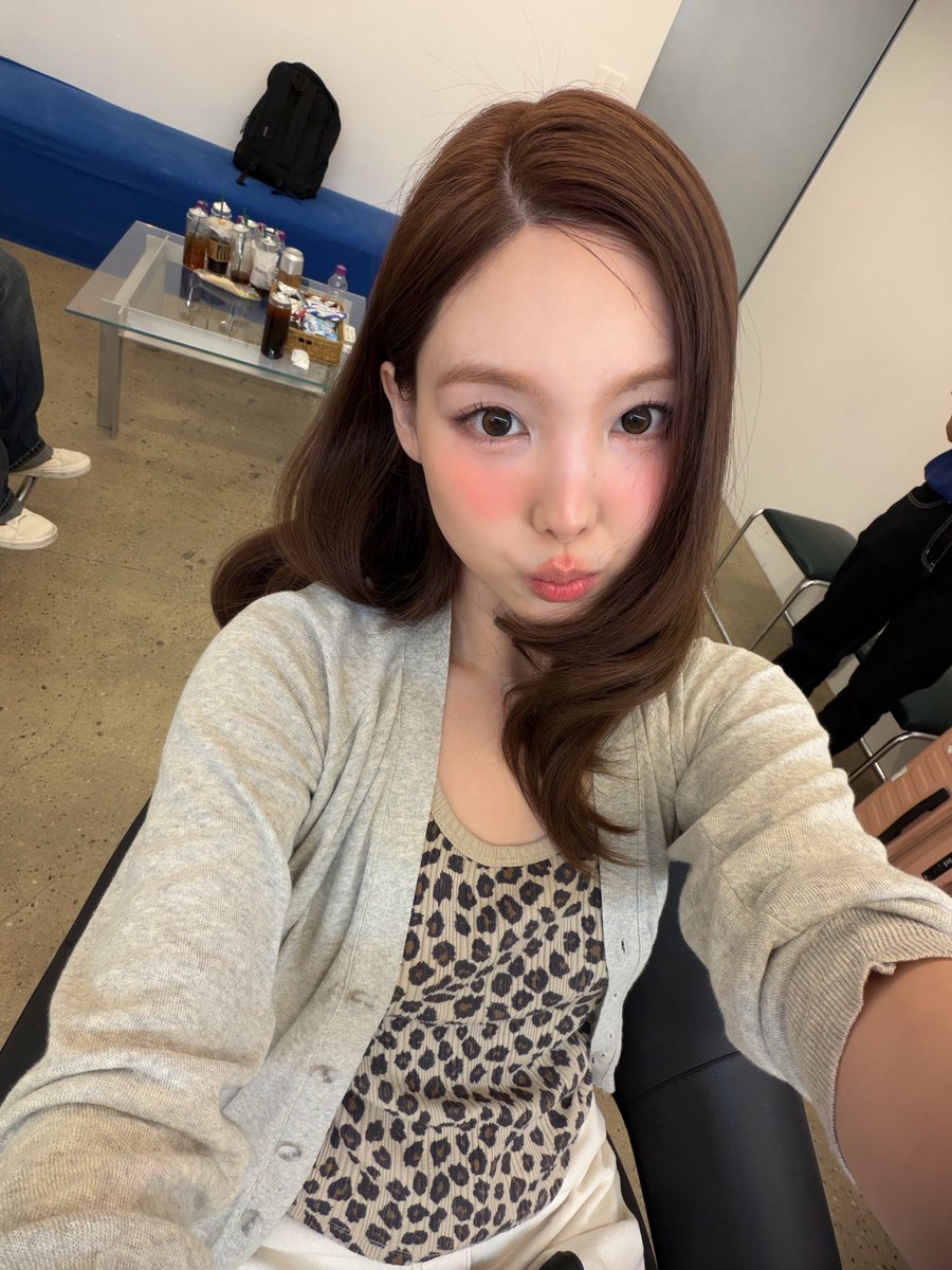 godmitzu's tweet photo. NAYEON SELCA SHE'S SO GORGEOUS https://t.co/6EdCBdOlrk