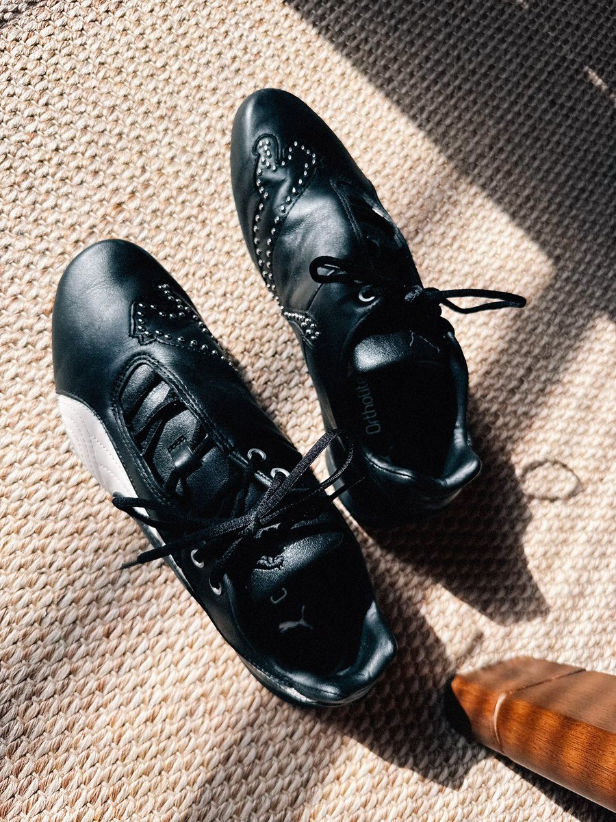 0516keysuke's tweet photo. #puma 
"FUTURE CAT"は、2003年に構想され、2005年にはF1トップドライバーたちの足元を支えた本格的なレーシングシューズをルーツに持つ。"FUTURE CAT STUDS"は、その名の通り、内側のプーマキャットロゴを金属製のスタッズで縁取ったラグジュアリーな仕様が最大の特徴。

📣げとった🐯これは秋かな https://t.co/HsWRStf6fw