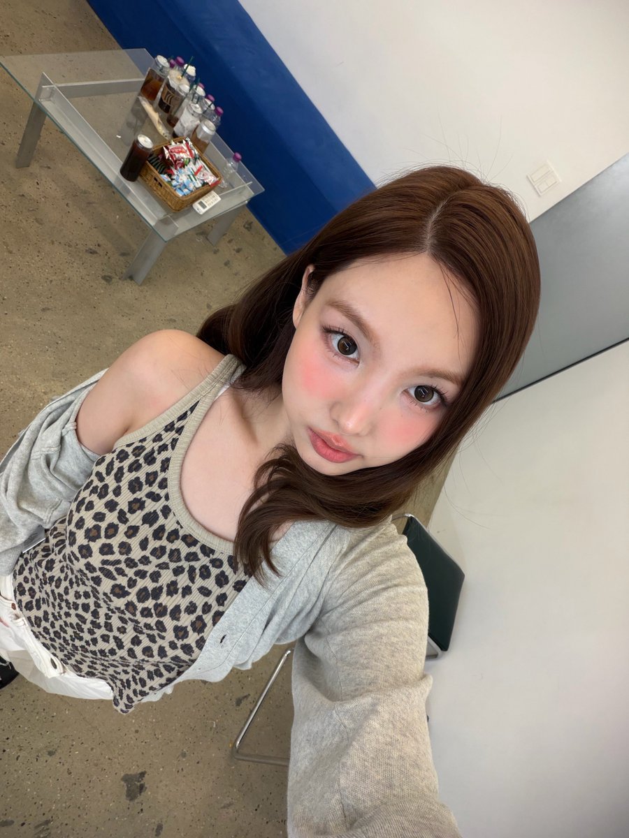 godmitzu's tweet photo. NAYEON SENDING SO MANY BUBBLE SELCAS ALL AT ONCE 🩵 https://t.co/1NaQkiiJWe