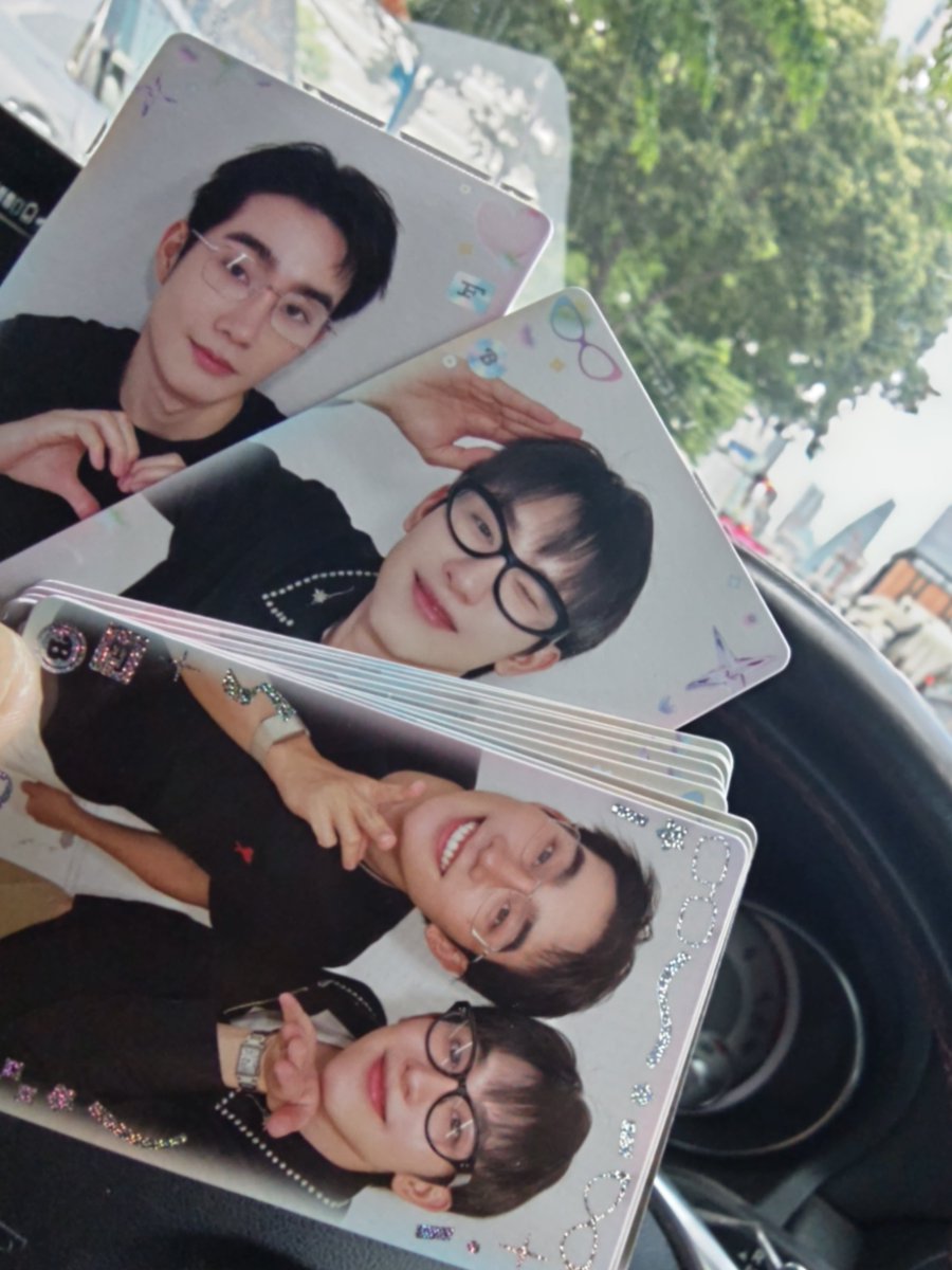 misaojan's tweet photo. แงๆๆๆ เปิดได้เอง แกะตอนรถติดไฟแดงงงงงง น่ารัก แว่นมานี่มา https://t.co/ZqQMHRRPC6