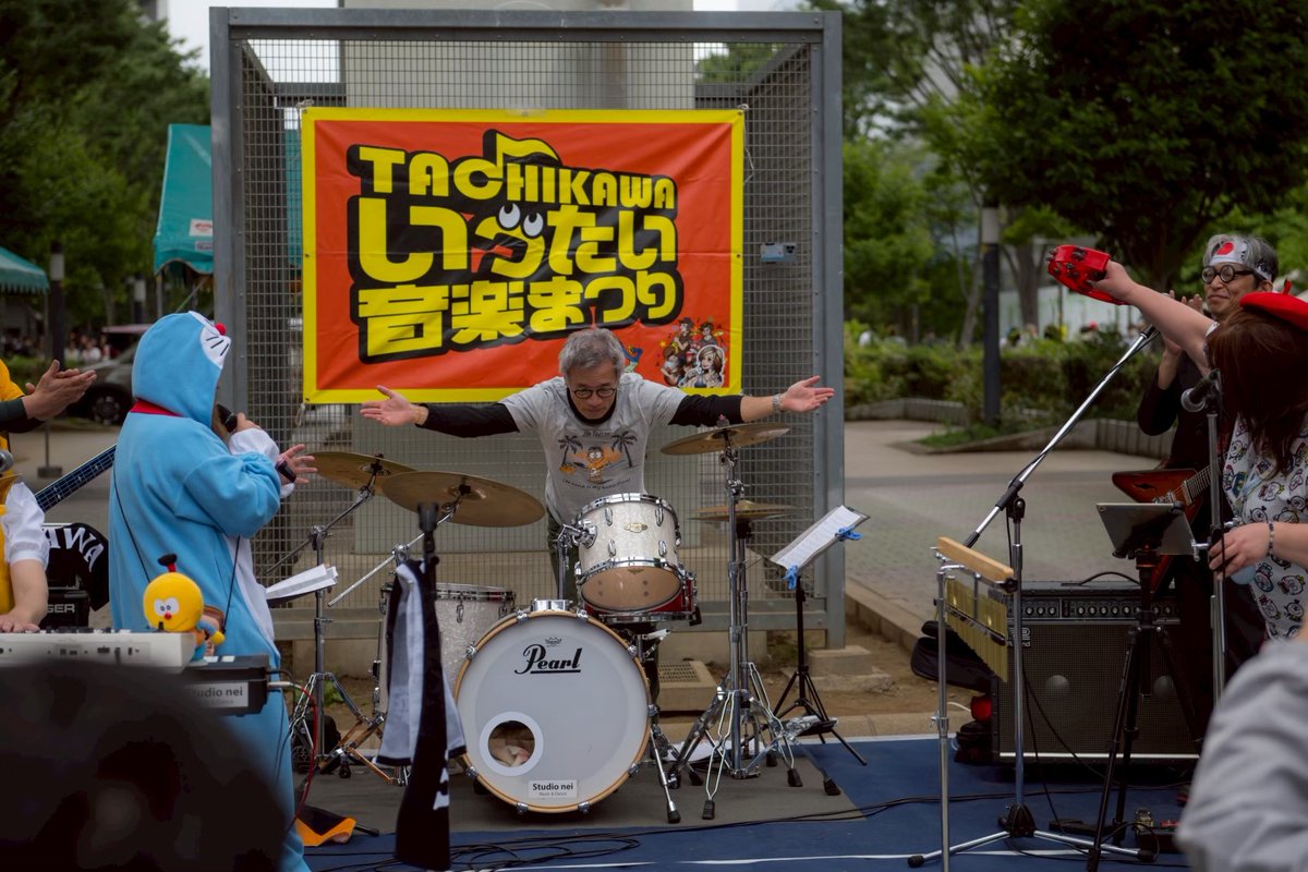 nazare_yumegiri's tweet photo. 📸 ドラりんこ・ドラム担当🥁 つっちーさん。

カメラを向けると、素敵な笑顔を返してくれるナイスガイ。

ドラりんこのサウンドを力強く支える、頼れる縁の下の力持ちです。

のび太をイメージしたメガネとヘアスタイルも、とてもよく似合っています✨ https://t.co/4n6iYTAPZd