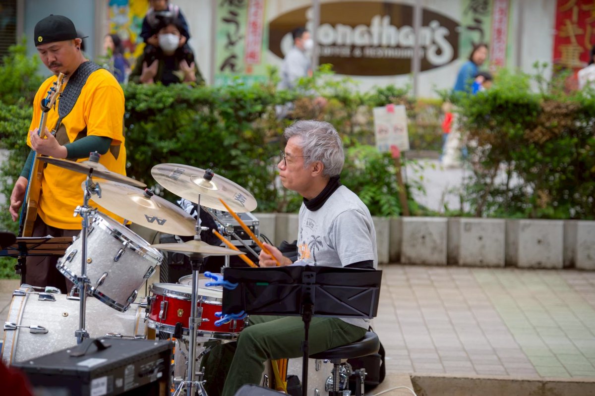 nazare_yumegiri's tweet photo. 📸 ドラりんこ・ドラム担当🥁 つっちーさん。

カメラを向けると、素敵な笑顔を返してくれるナイスガイ。

ドラりんこのサウンドを力強く支える、頼れる縁の下の力持ちです。

のび太をイメージしたメガネとヘアスタイルも、とてもよく似合っています✨ https://t.co/4n6iYTAPZd