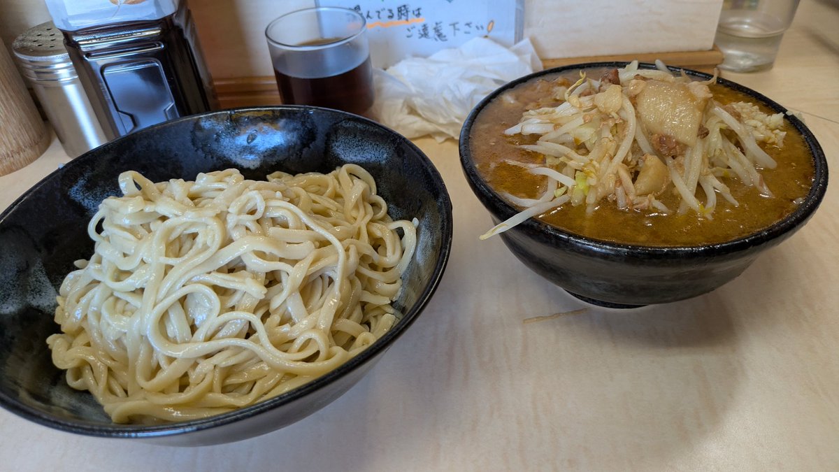 ka1so_'s tweet photo. ラーメン二郎 京成大久保店
近所の友達の家に泊まって、朝4時に96人目で14時の整理券を入手
ブタ増しは売り切れで、ニンニク担当もおばちゃんじゃなくなった。第二の実家と感じてたアットホーム感、もうおばちゃんおっちゃんに会えないと思ったら涙が止まらなかった。11年間ありがとうございました！ https://t.co/roGHOZhrjP