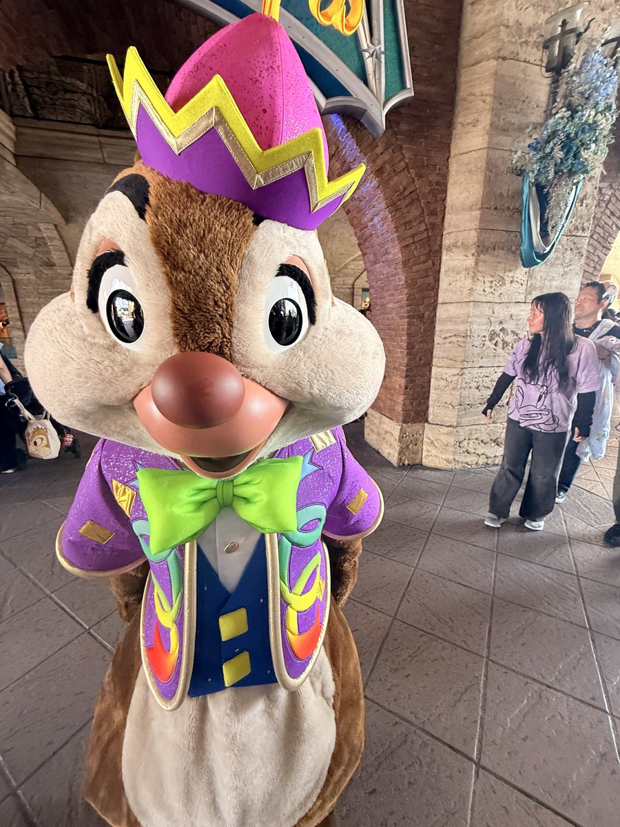 w14k16's tweet photo. エントランスではミッキーの仲間達が‼️大好きなチプデがいたー。
デールに写真撮らせてと頼むとポーズ決めてくれて近かった🤣🤣
ミニーやとも写真撮れた📸可愛すぎᐡ⸝⸝>  ̫ <⸝⸝ᐡ
ドナルドは買ったグッズの袋の中を見て食べ物でなくて怒ってた(笑)次は食べ物持ってこいと😂言われた https://t.co/Dy6EMPaGqw