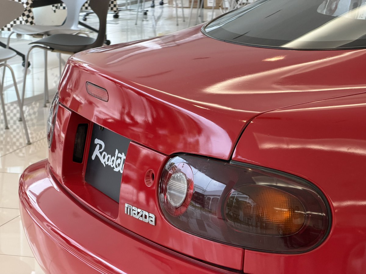 Leo_na8R2ltd's tweet photo. ロードスター展
お目当てのクーペを舐め回せたので満足
サイドウインドウ911すぎませんかね https://t.co/9Vp3XU86Ty