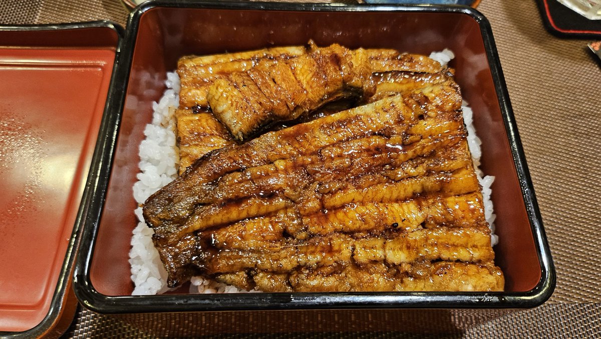 Tvp3B's tweet photo. ベトナムで鰻重
ゼロが多すぎる問題 https://t.co/pihCbtT1gr