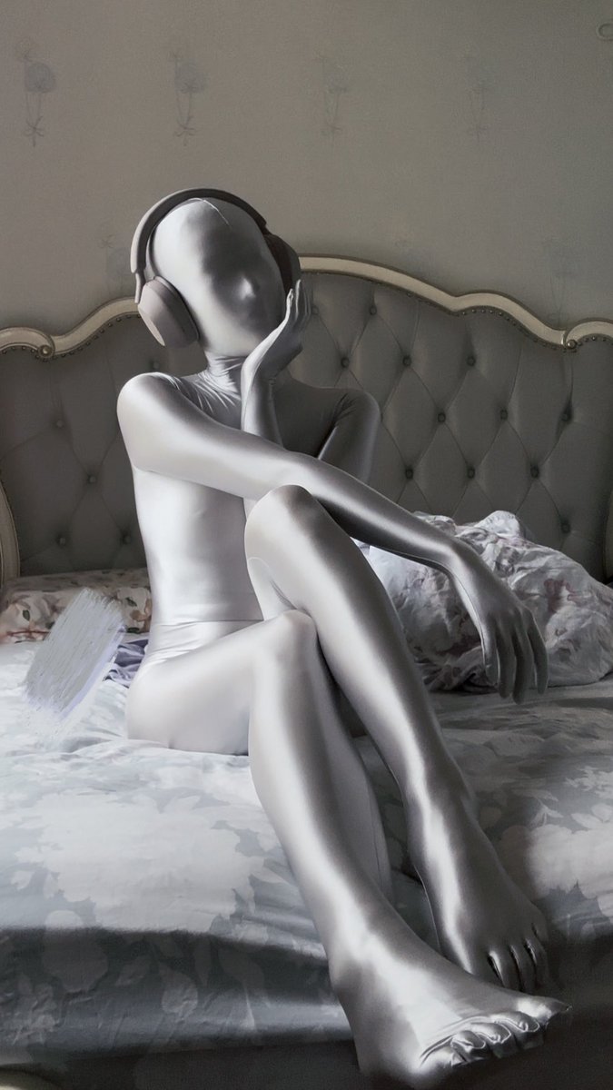 KELLYZ254584's tweet photo. 哦？zentai世界里也要当马喽嘛？
🎧#zentai 
（btw油光布简直了） https://t.co/8HAzQYOYHo