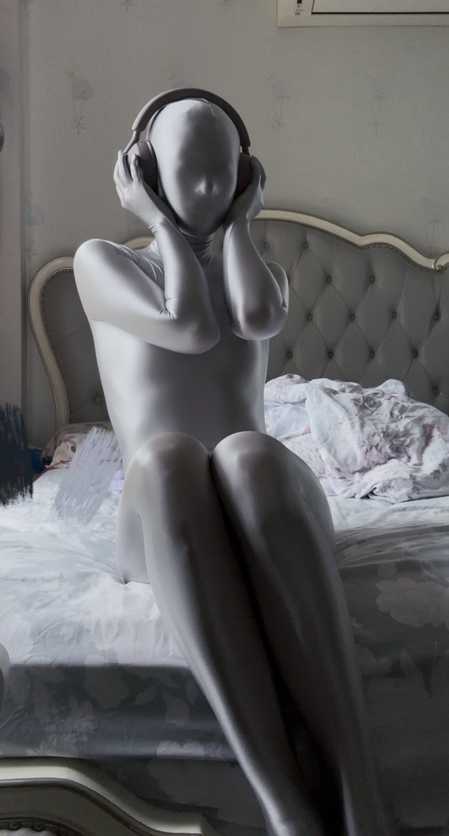 KELLYZ254584's tweet photo. 哦？zentai世界里也要当马喽嘛？
🎧#zentai 
（btw油光布简直了） https://t.co/8HAzQYOYHo