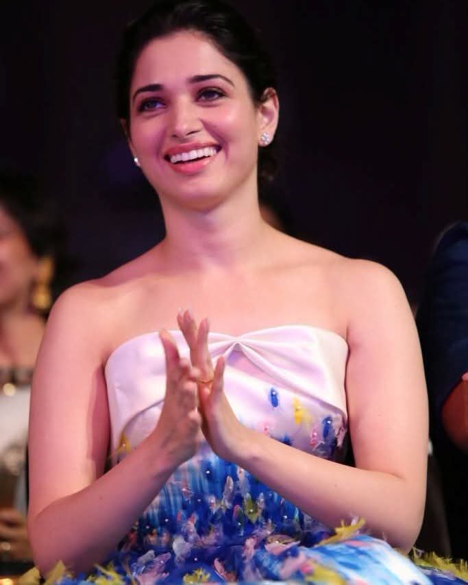 khabribollyka's tweet photo. Serving pure charm, fairy-tale aesthetics, and an unforgettable smile. Throwback to this lovely event archive of Tamannaah Bhatia. ✨❤️
#TamannaahBhatia #ThrowbackPic #bolllywood #KBKE #LockUpp2 #alltop24 #alltopnews #trending #fblifestyle #celebrity #realityshow #LockUpp #entertaiment #NetflixIndia #explorepage #entertainmentnews