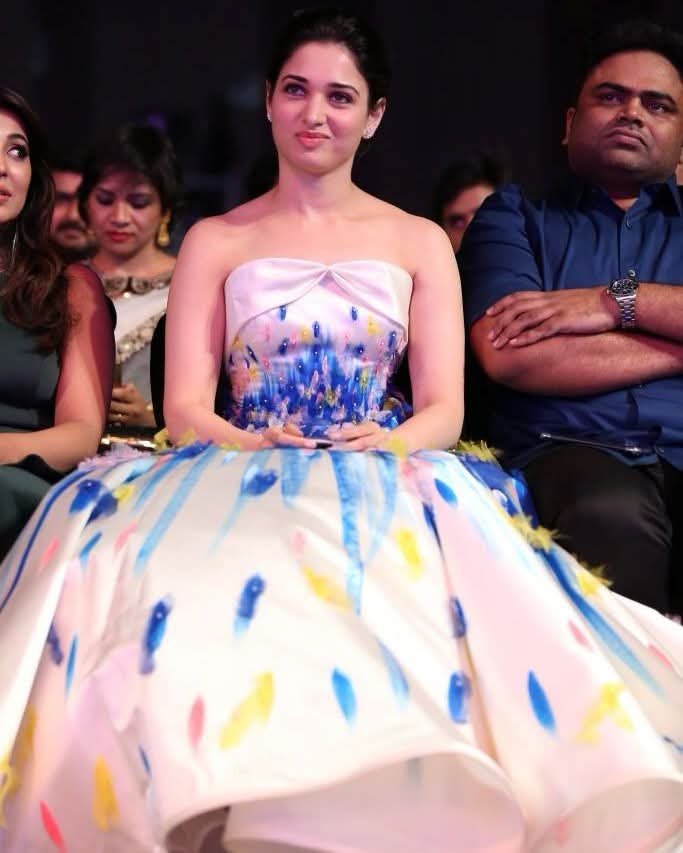 khabribollyka's tweet photo. Serving pure charm, fairy-tale aesthetics, and an unforgettable smile. Throwback to this lovely event archive of Tamannaah Bhatia. ✨❤️
#TamannaahBhatia #ThrowbackPic #bolllywood #KBKE #LockUpp2 #alltop24 #alltopnews #trending #fblifestyle #celebrity #realityshow #LockUpp #entertaiment #NetflixIndia #explorepage #entertainmentnews