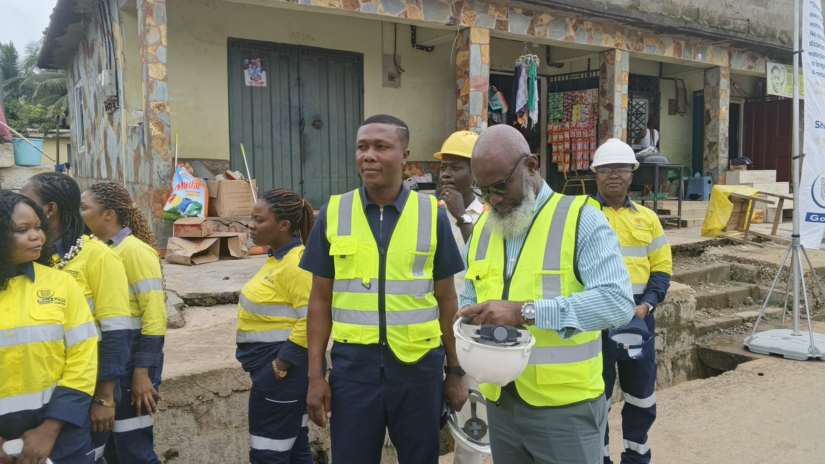 Eben_cobbinah's tweet photo. As part of our commitment to quality service delivery in the Tarkwa Nsuaem Municipality, I joined Hon. @Issah_Taylor, MP, the CEO of the @GChamberofMines, Ing. Kenneth Ashigbeh, and the @GoldFields_LTD  team to inspect the ongoing Budo City–Bogoso Junction Road construction. https://t.co/kAti2VBuZR