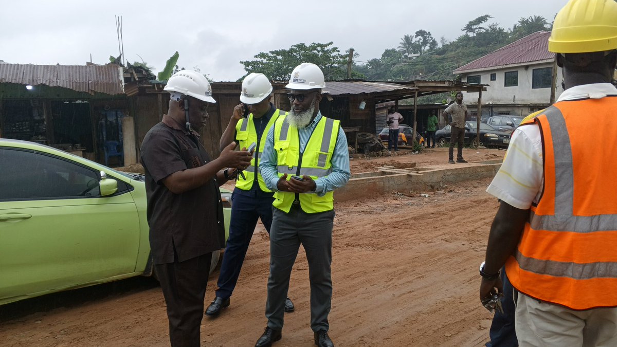 Eben_cobbinah's tweet photo. As part of our commitment to quality service delivery in the Tarkwa Nsuaem Municipality, I joined Hon. @Issah_Taylor, MP, the CEO of the @GChamberofMines, Ing. Kenneth Ashigbeh, and the @GoldFields_LTD  team to inspect the ongoing Budo City–Bogoso Junction Road construction. https://t.co/kAti2VBuZR