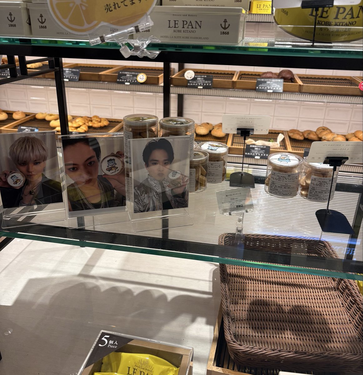m_ahy47's tweet photo. 伊丹空港のル・パン神戸北野でTREASUREとコラボのサブレ買えた💎

クロワッサンの方は残りわずかでスケボーの方はまだ余裕ありです🛹

近くでヨシくんが前にトレマで食べてた壺プリンも買えます🍮

📍ル・パン神戸北野 伊丹空港店

#TREASURE https://t.co/2hXypWqQMZ