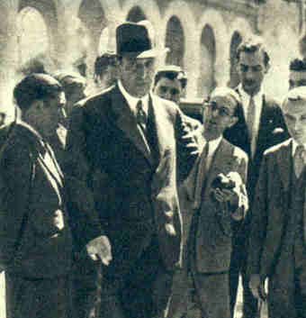 EnriqueNDF's tweet photo. #25deJulio de 1936.

A punta de pistola era robado en el Tribunal Supremo, por milicianos socialistas de la escolta personal de I. Prieto, el expediente del sumario del asesinato de Calvo Sotelo.

A qué obedecía ese interés del PSOE en hacer desaparecer el Sumario?..🔽 https://t.co/3L9RWaDLTL