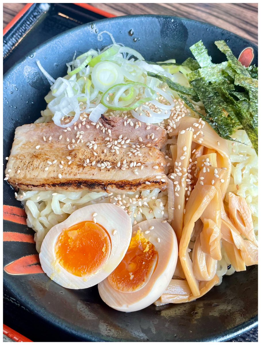 yonepon_kero's tweet photo. 【濃厚極旨とんこつ豚らーめん飛燕】多賀城

✤冷たい油そば(特400g)
海老味🦐／長期漬込煮卵

期間限定🍜✨️冷製コーンを求めて行ったけど1つ前で売り切れ終了😭💦なのでこちらの冷たい海老🦐油そば✨️濃厚な海老ダレ✨️途中マヨも投入！美味〜い💕でもまたコーンやって欲しいな🤣ごち様🙏 https://t.co/b8eoHAwGCs