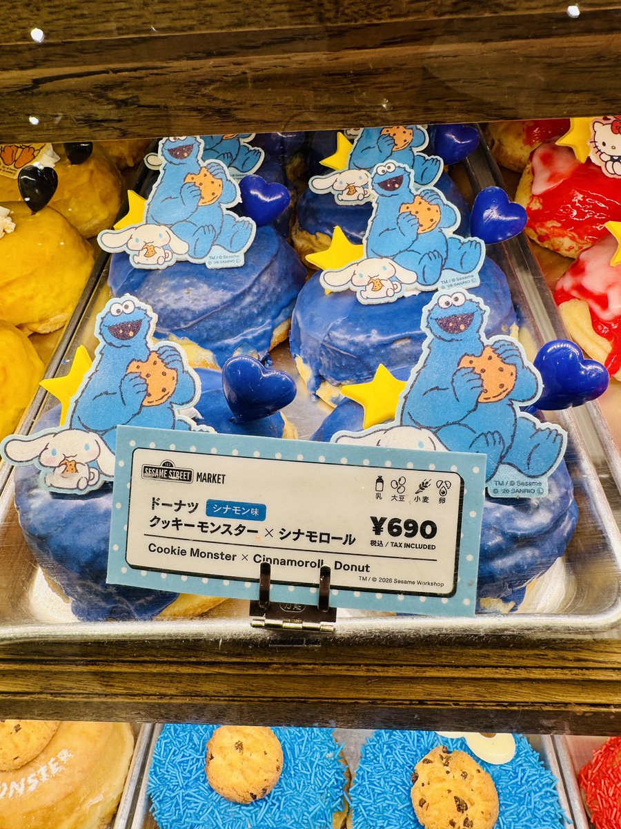 rikupom0416's tweet photo. 阪神百貨店 6F
SESAME STREET MARKET カフェ

セサミストリート×サンリオキャラクターズ
のドーナツもありました🍩イートインでもパンケーキとかコラボメニューがあったはず…

今日は用事あるのでイートインもテイクアウトもできず、見ただけです😣
#ポムポムプリン
#サンリオ https://t.co/qp5f9NJRjg