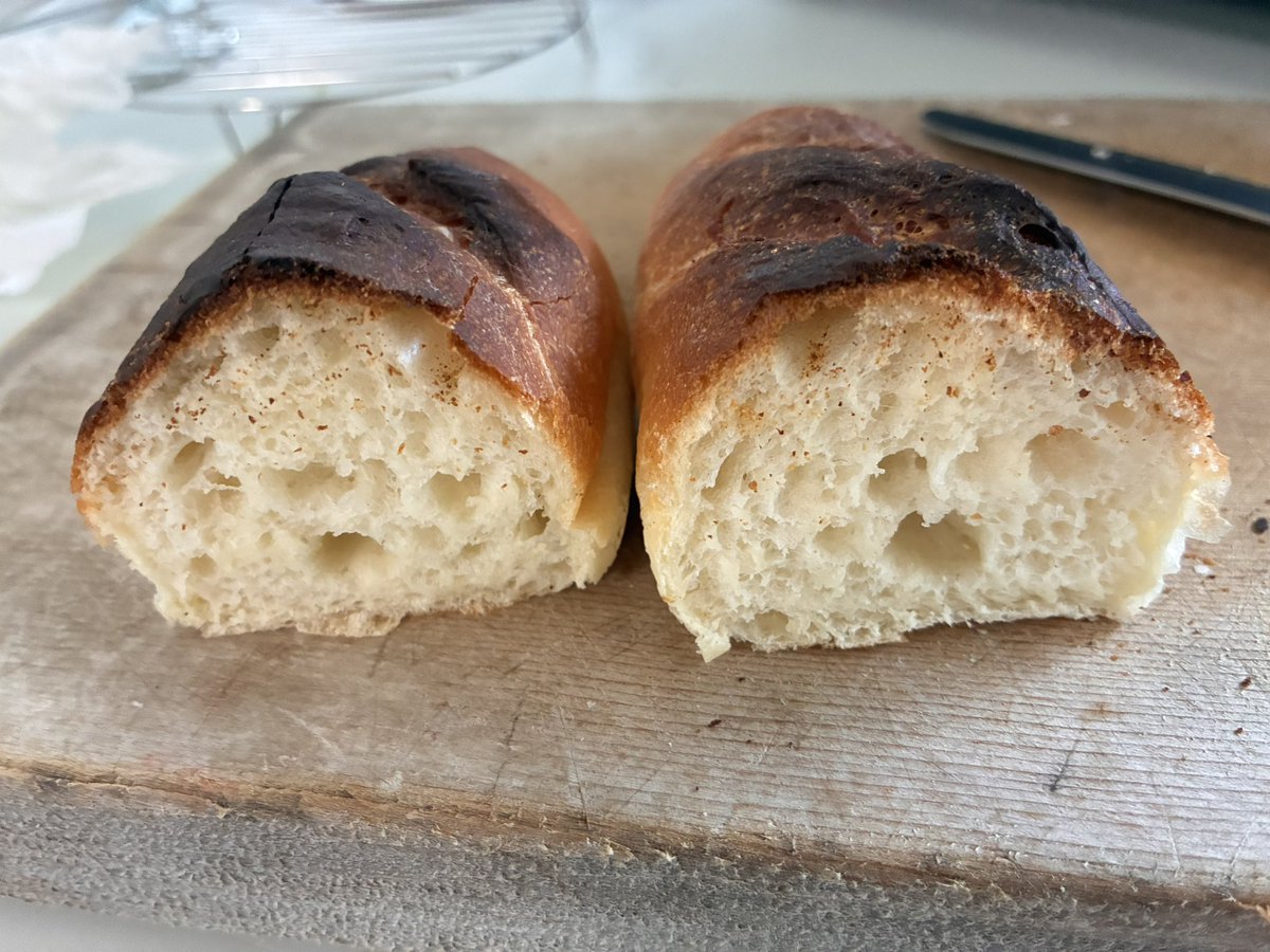 Atashidayo_puu's tweet photo. フランスパン失敗！
粉かけるの忘れた！
クープ入れるの早すぎた……
そして焦げた……
リベンジしてやる！ https://t.co/1vuLVAQbbO