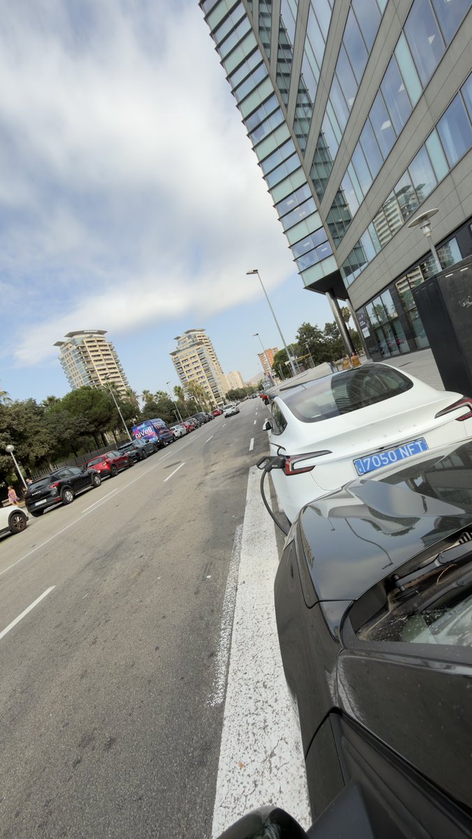 Rafaelajd348's tweet photo. @endolla_bcn necesitamos una solución para esta gente abusadora que carga coche y luego lo deja horas y horas sin permitir que los demás carguemos https://t.co/4FU8lCeun4