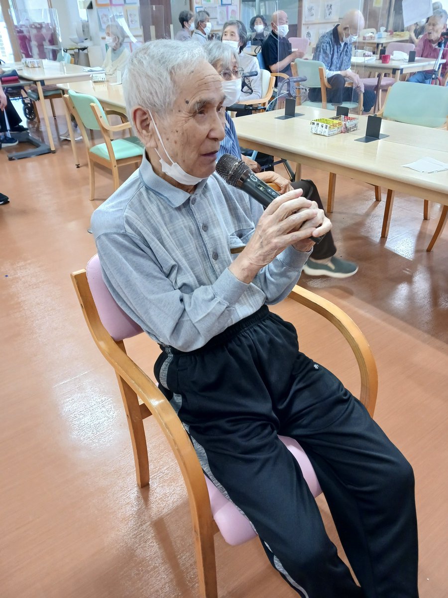 osaba1765's tweet photo. ケアライフ小鯖の午後のレクリエーションは大好評のカラオケ大会🎤マイクをぎゅっと握り心を込めて歌う姿に会場全体が温かい手拍子に包まれました👏笑顔と歌声があふれる素敵な時間です✨応援のいいねお願いします！
#介護 #福祉 #カラオケ #デイサービス #日常 https://t.co/GMIfuDw8Fd