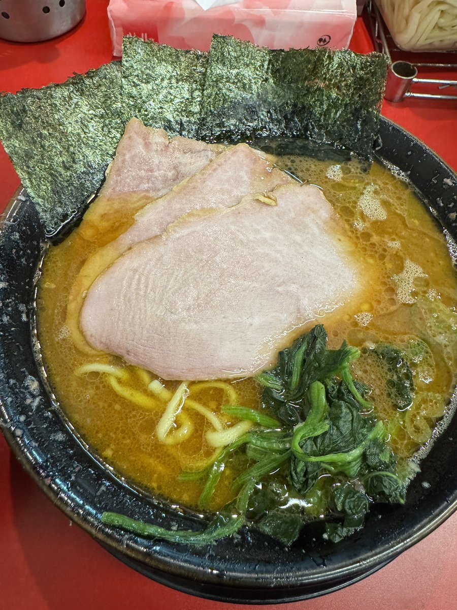 saunahiro's tweet photo. 最近ショート動画でよく出てくるので😁

久しぶりの家系ラーメン🍜

王道家‼️

食べた分のカロリー消費するため、ジムに向かう💪

こんな暑い中でも結構並んでた🥵 https://t.co/QahSi6HFfi