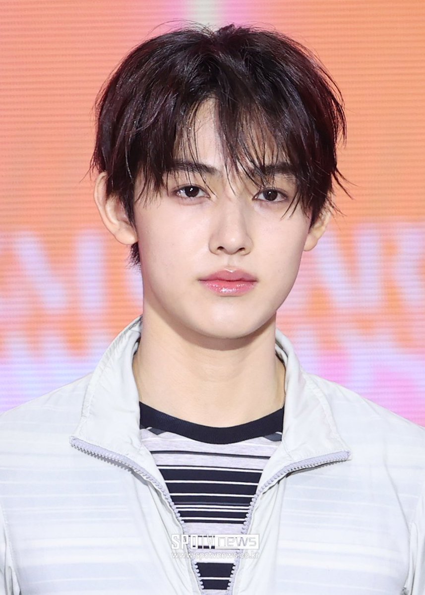 zhaoyufancokr's tweet photo. #SEONGHYEON for todayʼs red carpet! https://t.co/ednOFO6uIQ