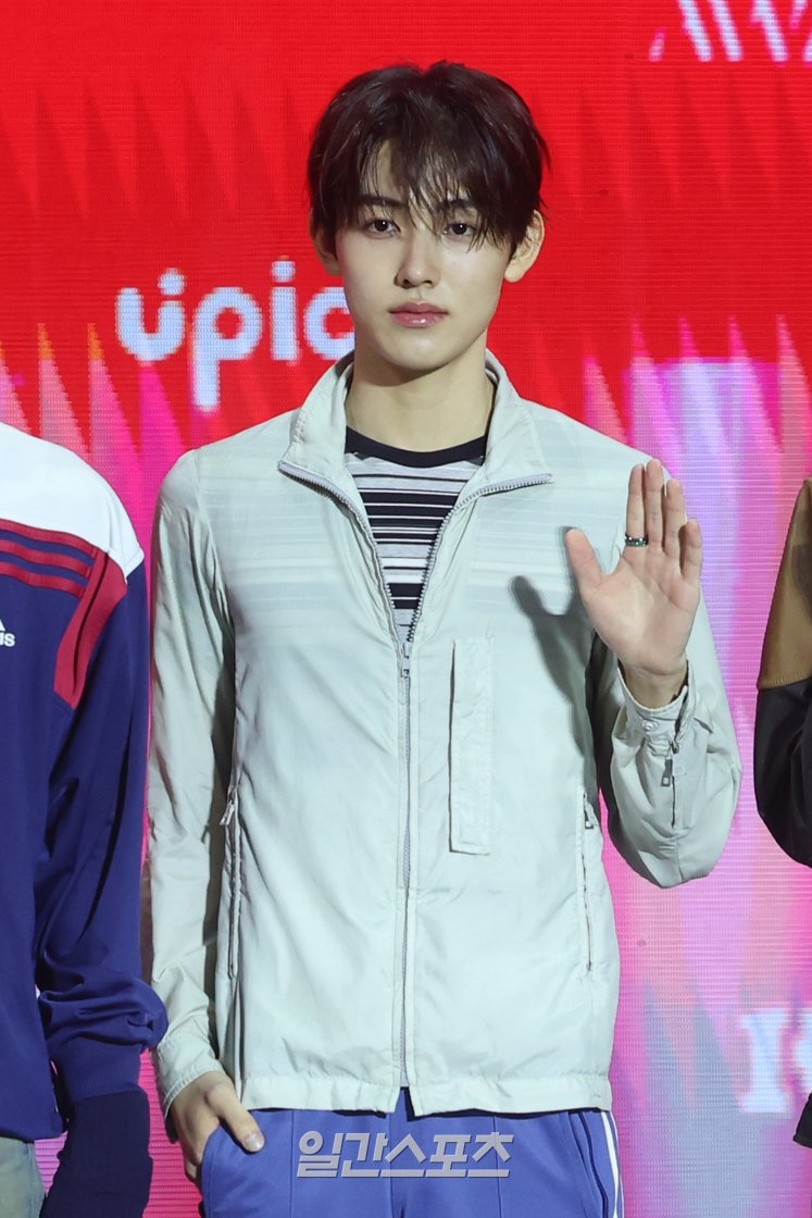 zhaoyufancokr's tweet photo. #SEONGHYEON for todayʼs red carpet! https://t.co/ednOFO6uIQ