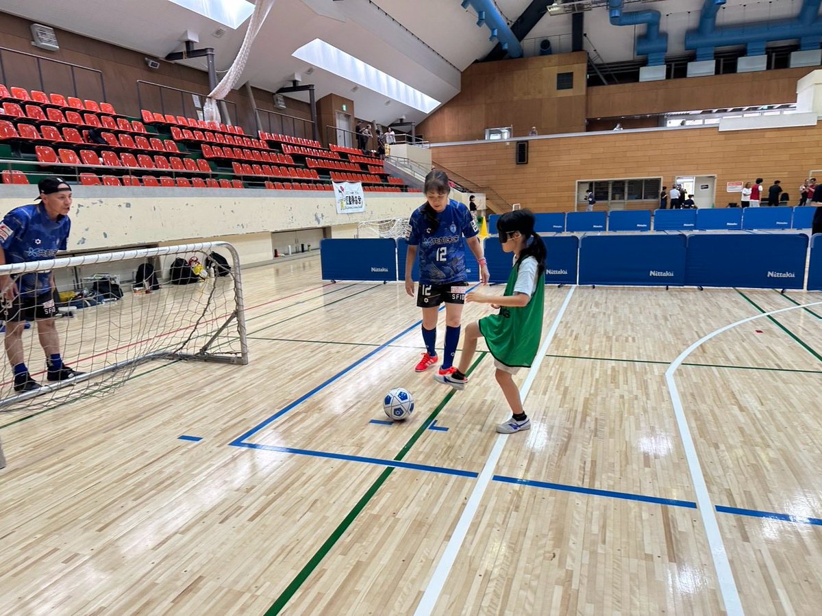 SetagayaBFC's tweet photo. 良きイベントになったと思います！

ウチのチームのゴールハンターケイタに関しては圧巻の4ゴール！

お手上げです。はい笑

オレンジジュースメガジョッキでおごります😆

8/23は我が #スフィーダ世田谷BFC 主催
【スフィーダ世田谷ブラインドサッカーカップ】もあります

是非足を運んで下さいませ🙌🏻 https://t.co/wkn5mzPZgs