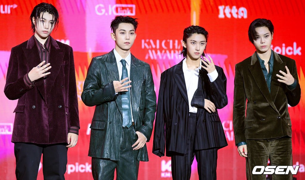 terjemahinRYUL's tweet photo. LNGSHOT for today’s KMA 2026 red carpet 🤞🏻

#롱샷 #LNGSHOT https://t.co/R84rtmKqkf